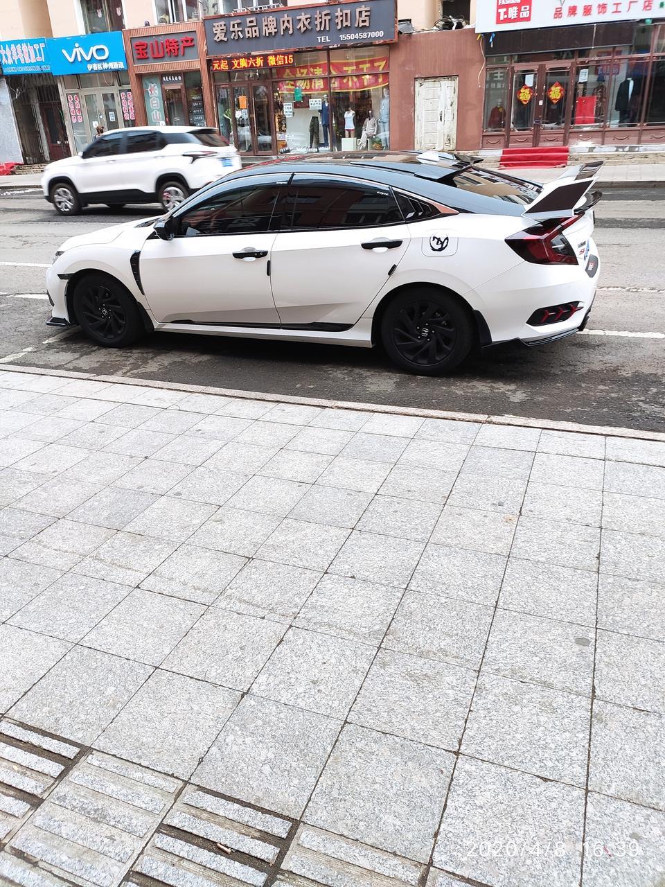 这是思域么亲们？尾灯怎么不太一样？