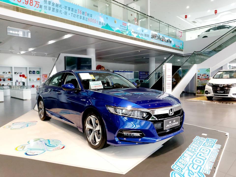 选雅阁汽油次低配还是混动低配好？一台20.6万，一台21.5万
