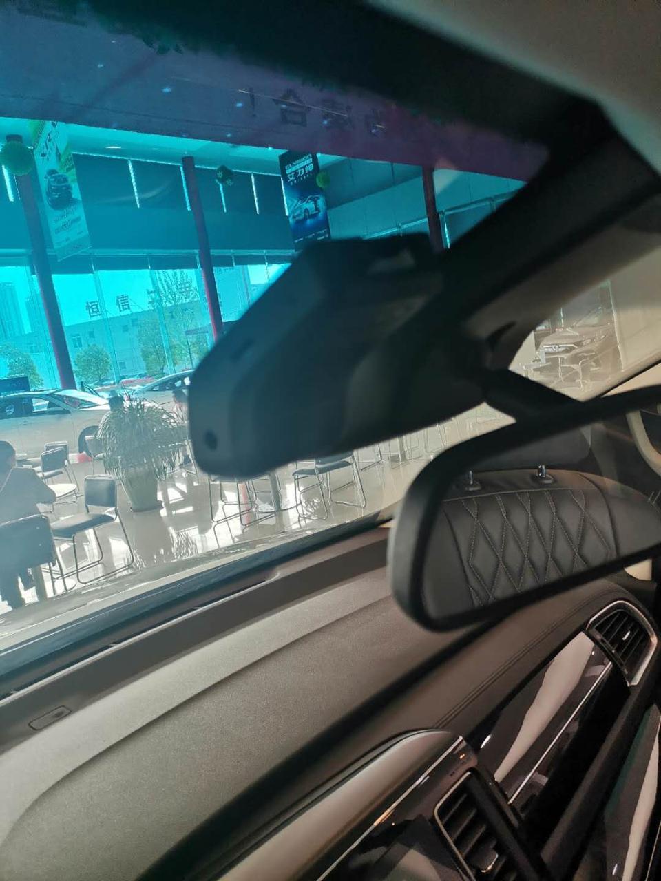 思域-这种行车记录仪值多少钱？4S店说原厂隐藏wifi式的。行车记录仪+车膜不要，抵扣800。一箱油+行车记录仪不要，抵扣400。怎么选？