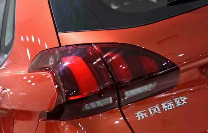 标致2008-购车总价 | 国庆节买前的，参与了活动，还是很划算的，当时裸车价是11万，落地价下来是12.3万，赠送了一些小礼物。
同级对比 | 买车时也看了缤越、宝骏等几款车，最终因为这款车的综合性价比较高，而选了它。
故障吐槽 | 故障也还没有出现过，只是车子刚启动时，会有点晃动。
空间 | 个人感觉更适合女性开，后备箱也不是很大，但作为日常代步是完全可以的。
驾驶体验 | 全景天窗给人的感觉很舒服，开车事动力也给力，提速快。
颜值 | 在买车时，首先看上的是它的颜值，霸气。
保养维护 | 已经过了首