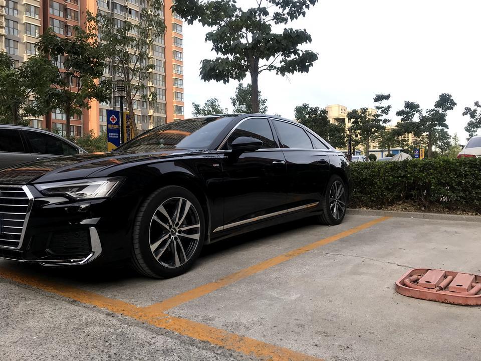 奥迪a6l-新奥迪A6C8，
1、方向盘异响，一打方向，下面就有胶皮摩擦声，感觉越来越响。
2、清洗大灯右边碰头不归位。
3、变速箱二三档有顿挫感。
4、走烂路，天窗有异响。
5、副驾驶中控台有异响。