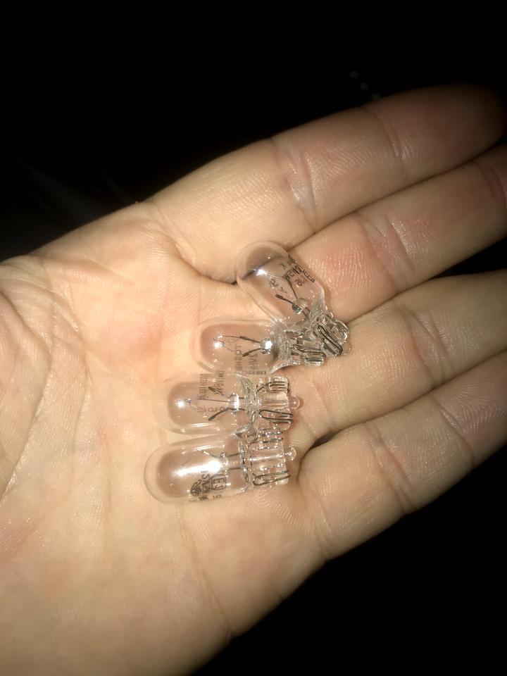 换灯泡的时候可能碰短路了 雷凌阅读灯和后备箱的灯都不亮了 怎么解决 保险丝在哪里^_^
