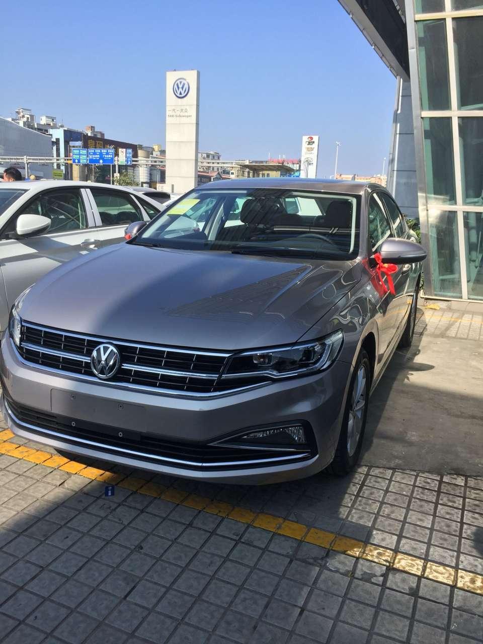 宝来-才买一个礼拜新车。雨刮器开着，头几遍刮着没问题，四五遍过后就出现刮着吃力，咔咔响。就像玻璃很干涩那种。也刮不干净，也检查了没有异物，有谁知道咋回事吗？