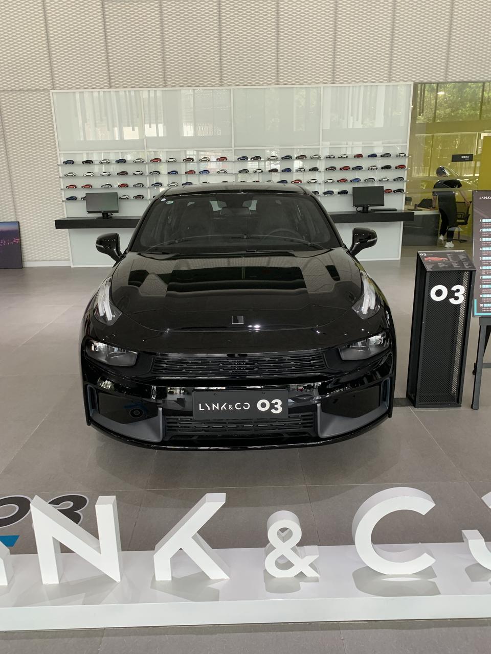 第一次买车小白，求老司机解答
前几天去了4s店看中了领克03，劲版的，销售算完加优惠全部下来145，两台现车，一台库存1月的，一台展厅3月的，我都有跟家里说，但是家里对这两台现车都不太满意，毕竟老一辈人，我有问销售下一批新车多久，他说卖完库存才有新车来……
现在很蛋疼，因为库存1月过去四个多月，家里肯定不愿意，展厅的话摆在那里每天被人开来开去的，家里人又说要展厅的话就要再优惠，但是我又不好意思跟销售开口，求老司机解答……