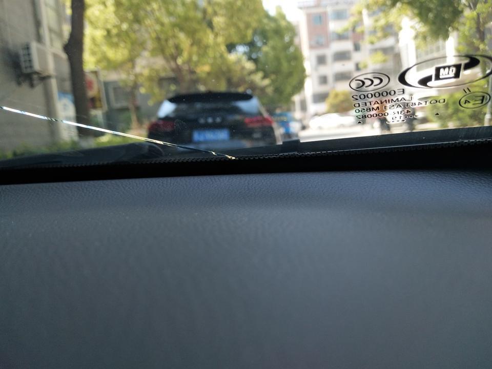 英朗-才半年多的新车，昨天发现前挡风玻璃开裂了，去找4s店，他们不给理赔换一个大概多少钱？是不是玻璃质量问题
