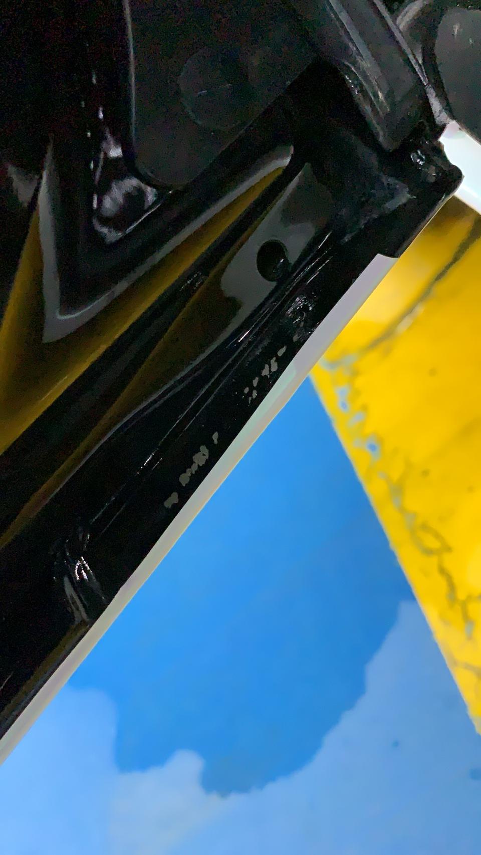 迈锐宝xl-提车三个多月，主驾门板边打胶那里掉那么多漆，4s店说是我贴改色膜裁膜的时候刀割掉的，还有就是前减震那个大头跟轮胎相对那里被刮掉漆很多，4s店也说是我开车的时候石子飞上来才掉漆的，但是我看过很多车都没有这样的问题，你们有这些问题吗