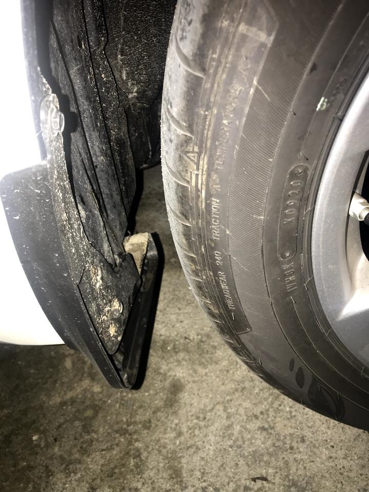 雷凌-刚提10天的新车，为什么刹车熄火后这个地方有油，不是水，正常吗？