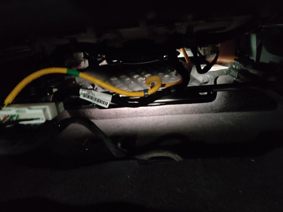 不知道有没有车友（红旗HS5）注意到这样一个现象 主驾驶座椅下方是裸露的线管 没有任何装饰板或者挡板 我想问是所有的带电动座椅的车都这样还是只有我的车是这样…有知道的车友么