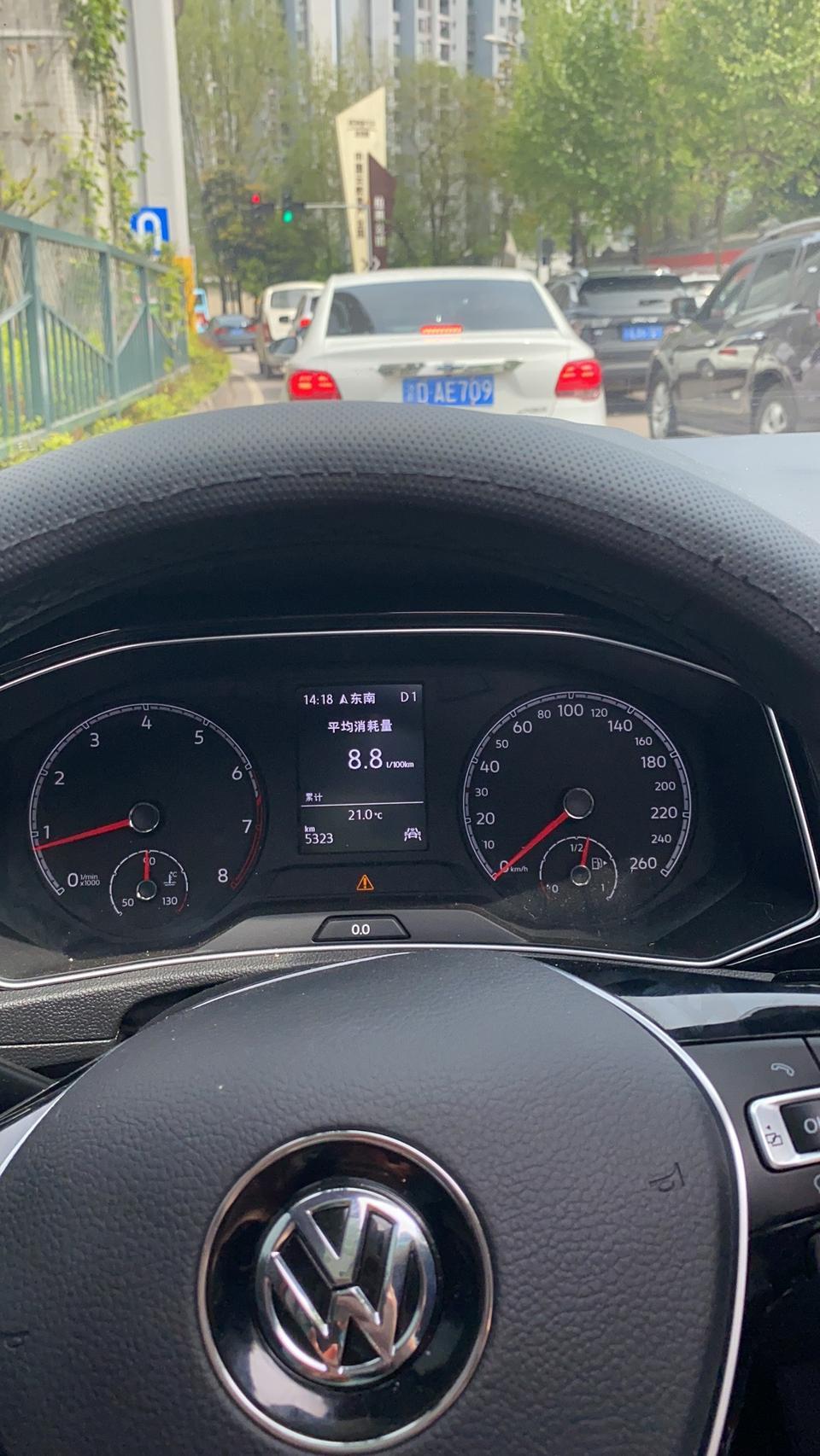 t-roc探歌-为什么我的车老是亮小黄灯。
感觉它老是要爆炸一样！
又懒没空去4S店看看。