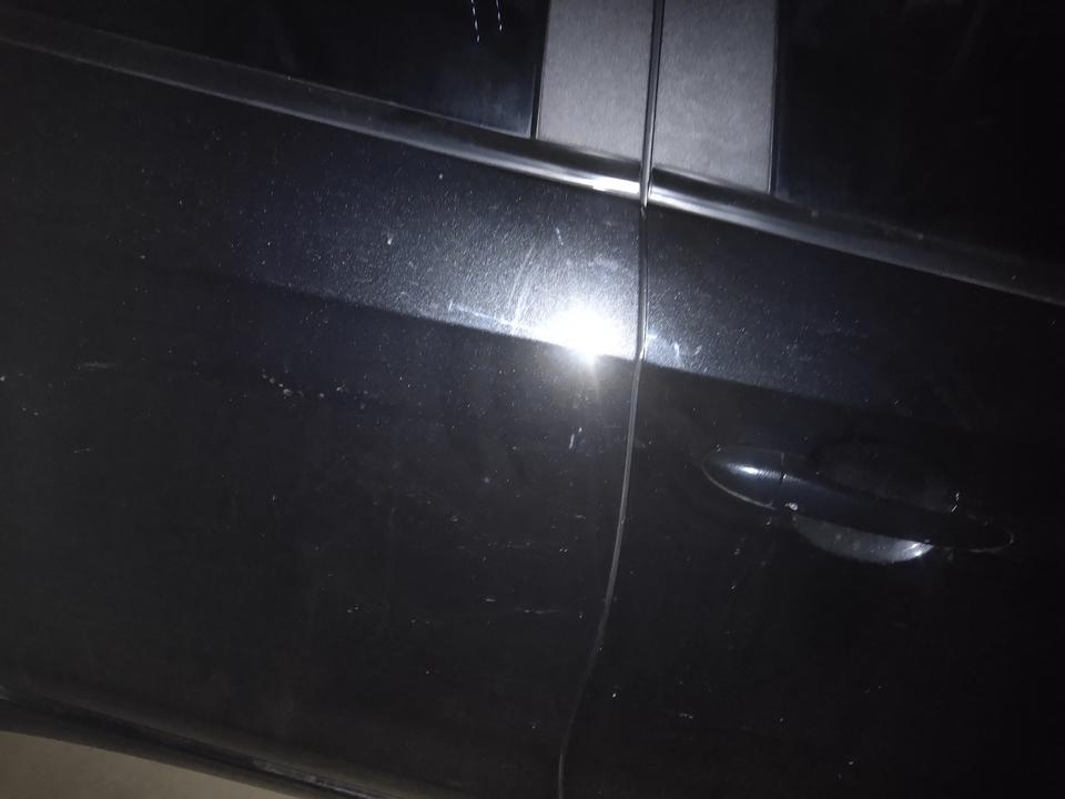 别克英朗2017年车子淋了一天的雨，之后就是这样的了两个后车门的颜色比其他车身的颜色都淡了好多，太明显了，一眼都看得出来，这种是怎么回事？，是之前做油漆没有做好吗，还是事故车，这两个门四S做油漆得多少钱？
