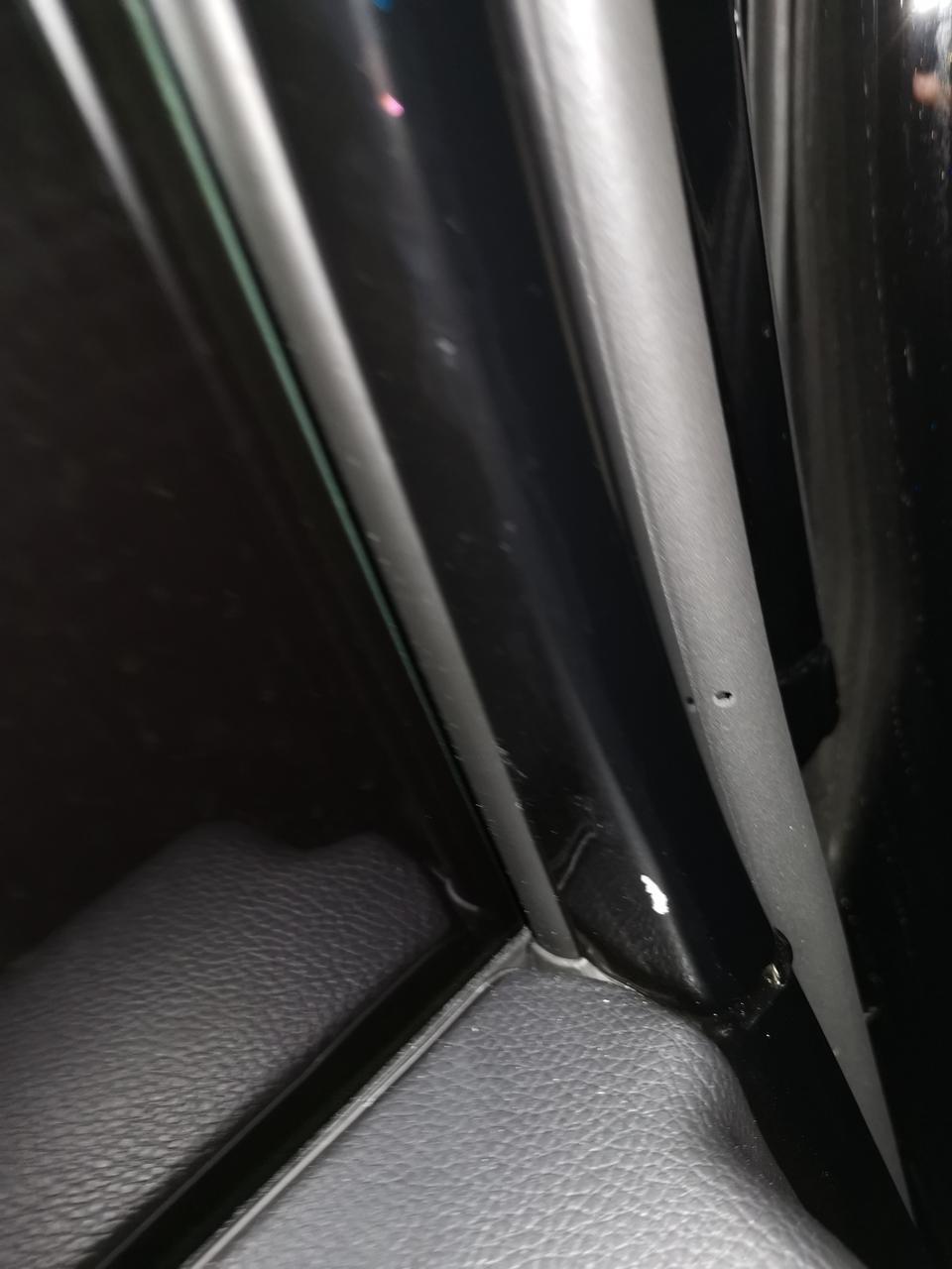本田cr-v-19年9月买的车，车门掉漆，没有任何磕碰过？这是怎么回事？是事故车吗？