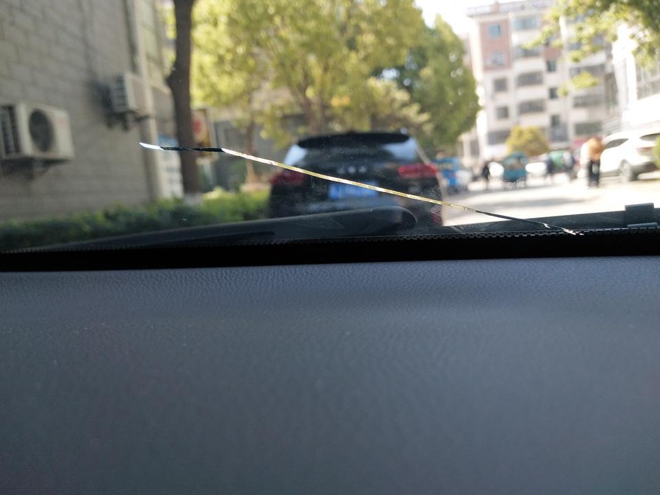 英朗-才半年多的新车，昨天发现前挡风玻璃开裂了，去找4s店，他们不给理赔换一个大概多少钱？是不是玻璃质量问题
