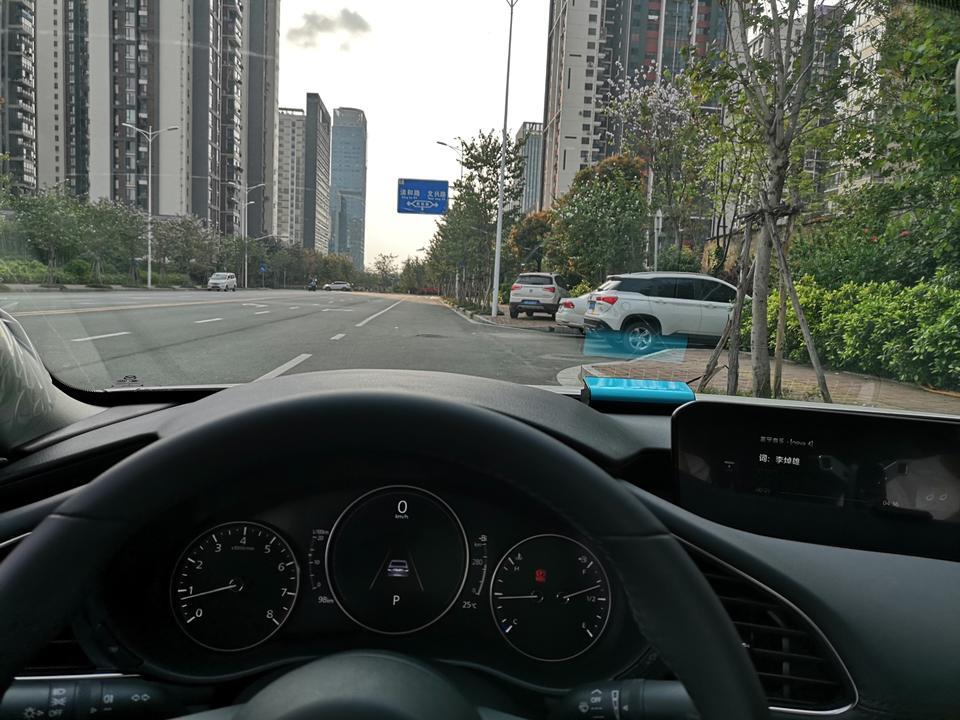马自达3 昂克赛拉-次世代下车没关窗可以用车钥匙关窗吗