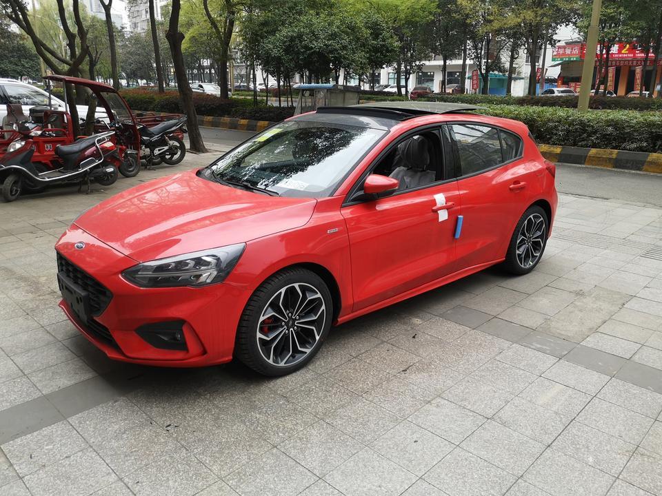 2020福克斯stline自动头灯到了晚上为什么像只开了一个行车灯一样。求解