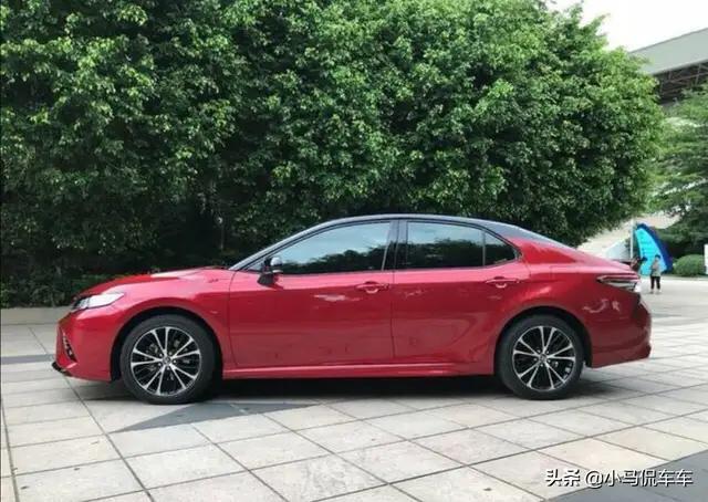 都说凯美瑞2.5S黑顶是贴膜的，那么这种膜一般可以保多久哈？不换的话会不会对原车漆有影响？