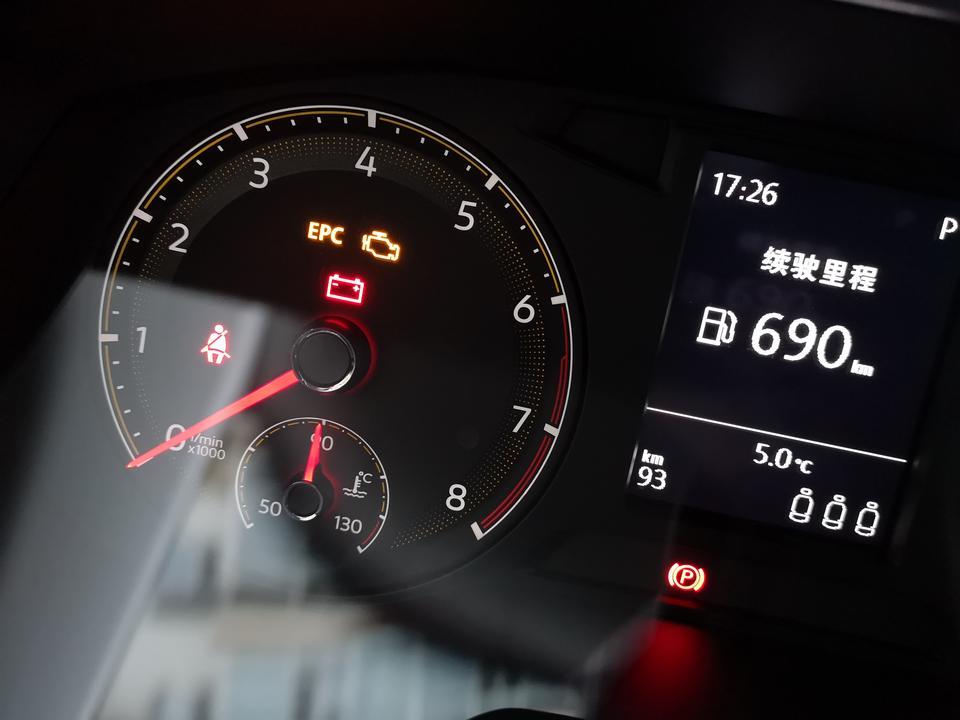 速腾-今天提的车，加满油到家后，再次启动后两个故障灯长亮是什么原因？车能不能有问题？