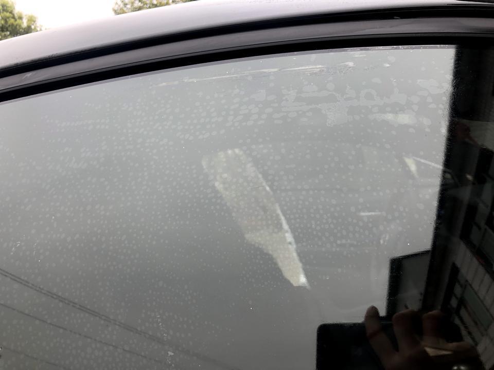 丰田c-hr-贴膜后这么多水泡正常吗？ 店家说一个星期左右再看看。我感觉好多泡泡呢