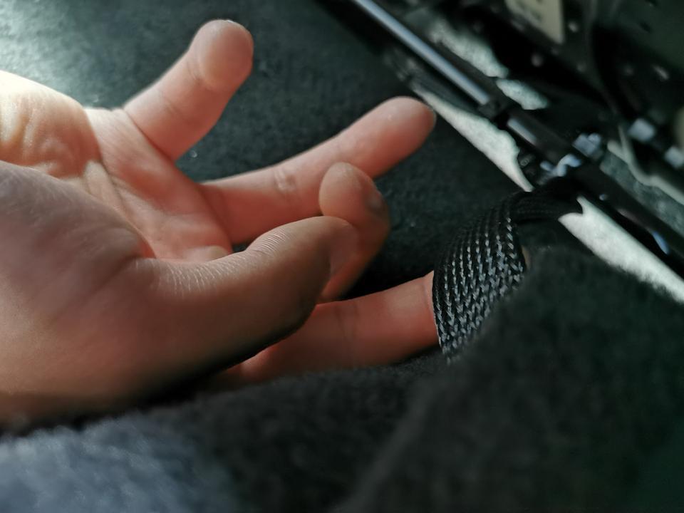 请问一下18款1.6速腾座位底下这根扁扁的线是什么线，把海绵割破穿到底盘，原厂就是这样吗？