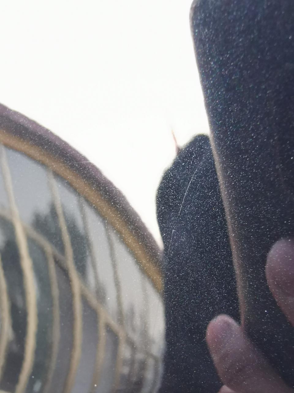 刚提几天的迈腾 发现车身好多细小的划痕，比如门把手的指甲划痕 ，在漆上都留下了 很浅的印子 擦不掉  划痕蜡也没用 这车车漆狠软么。我朋友的奇瑞 撞到电动车，擦一擦 漆一点事都没有 真硬