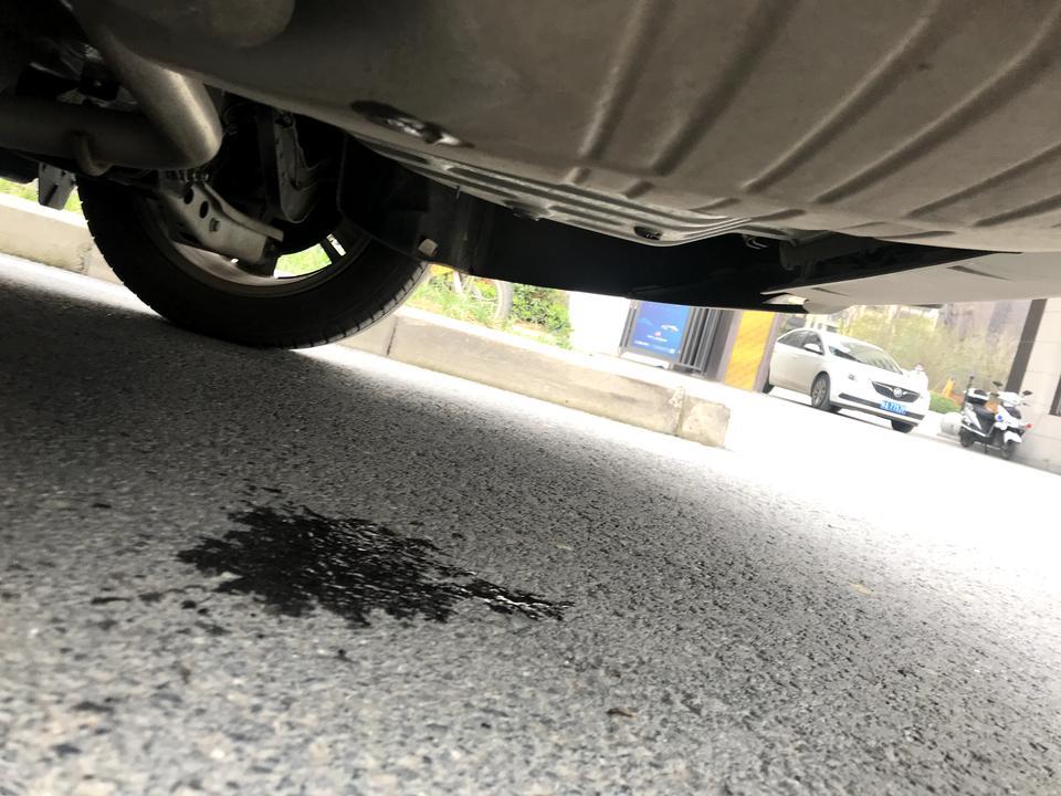 君威这后面这块为啥会有水往下低啊？求解，难道昨天下雨积的水？