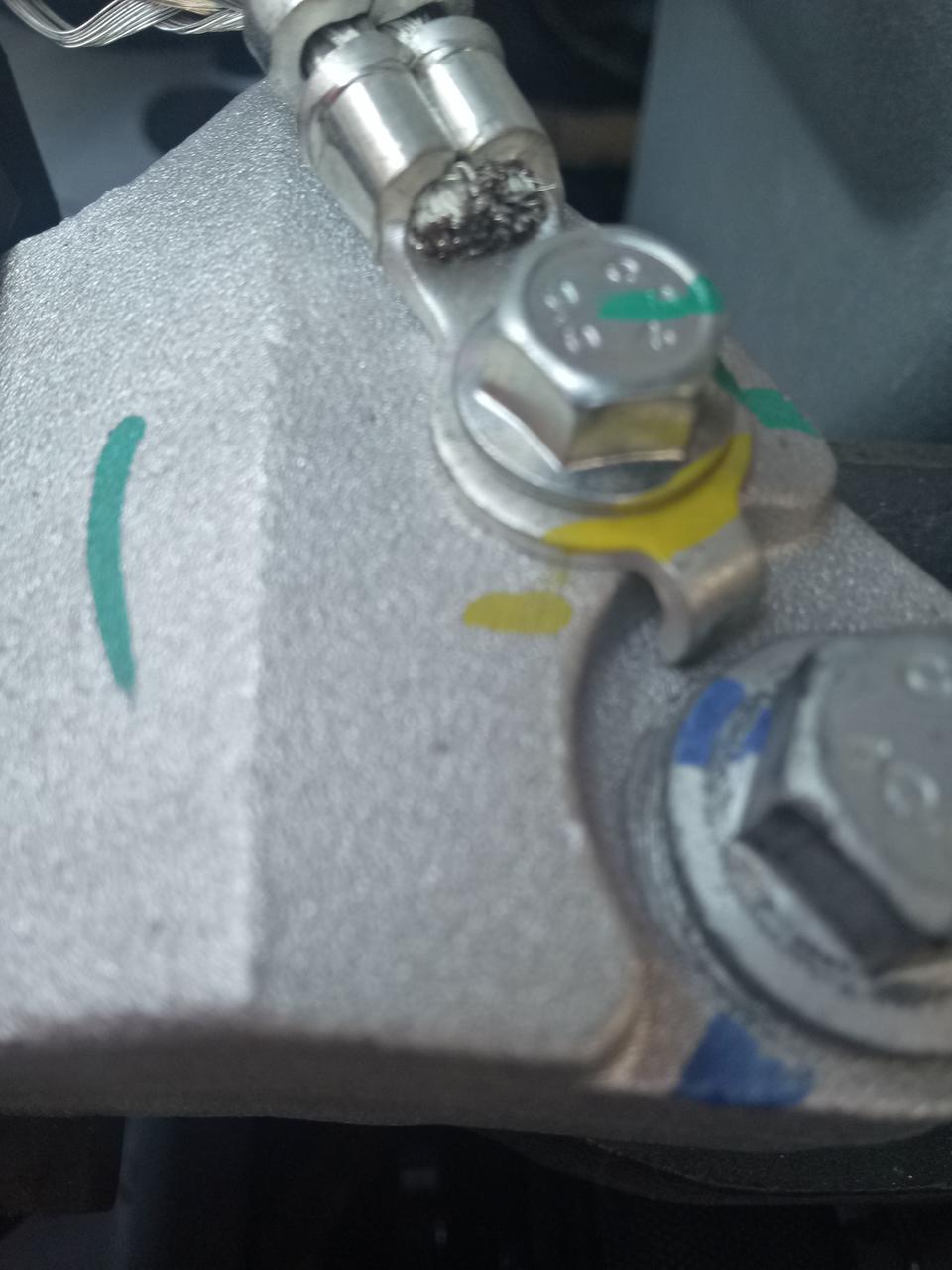 吉利帝豪开了四千多公里，个人感觉最大的缺点就是胎噪有点大，晚上倒车灯光太暗，倒车灯安装的太抠门了，其它总体还好，再说一下售后，厂家注重销售忽略售后，宁夏众豪汽车销售服务有限公司，事实摆在面前就是不给处理，给厂家反应答应的好，结果就是一去无影，下图维修车辆痕迹明显