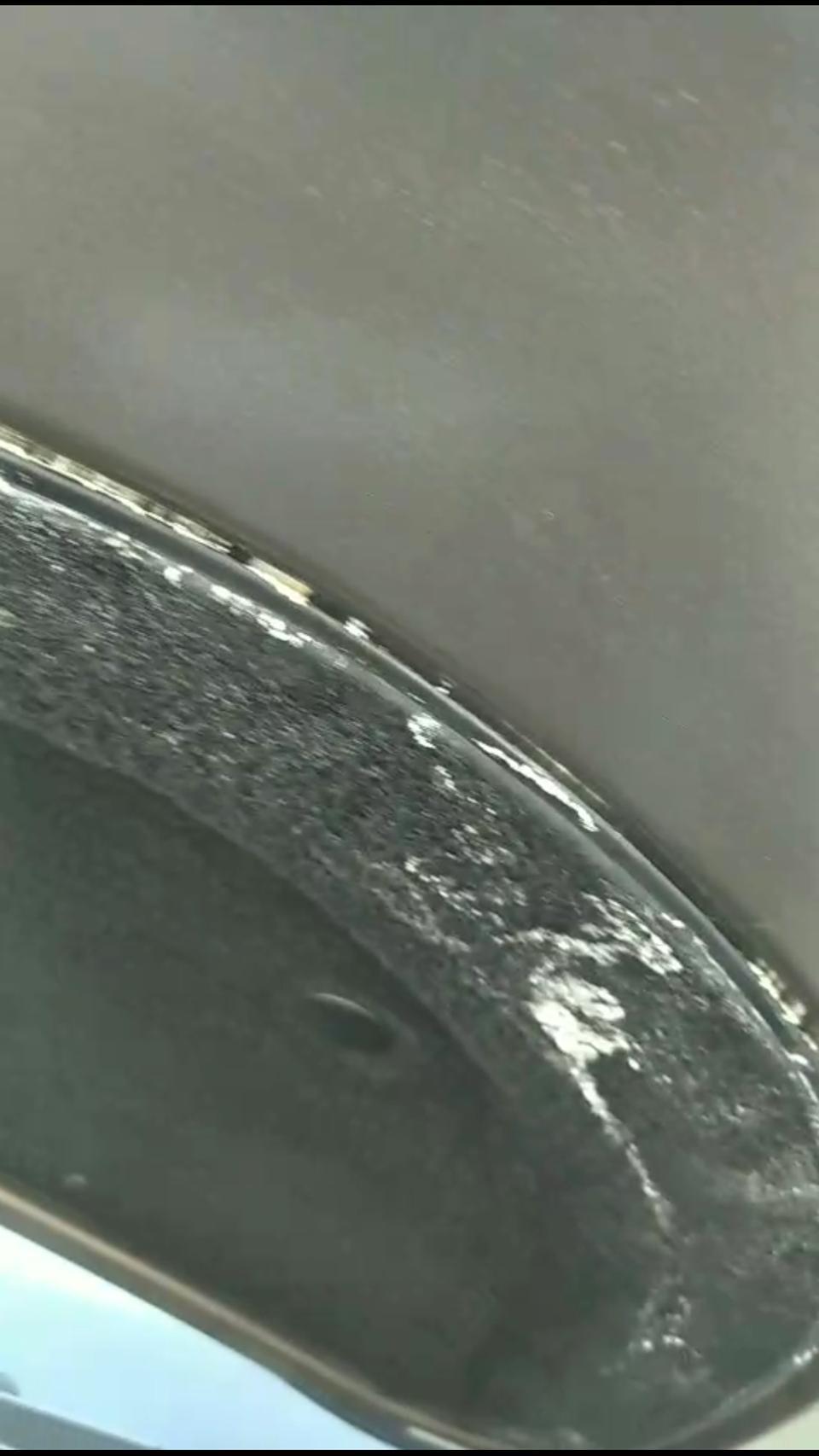 19款别克昂科威，两驱豪华型，19年12月提的车，发动机引擎盖内，电瓶上方隔音棉发霉，有白色絮状物，自己擦过好几次，每次擦完，过几天又会出现。哪位老铁懂啊，这是啥。