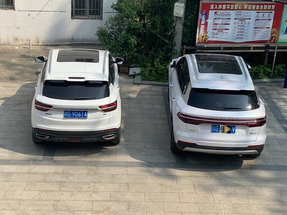 兄弟们 您们宋pro 一亮油表灯 还能跑多远啊
我刚刚还有八分一的油他就亮灯了 上面显示还可以跑130多公里 实际还能跑多少啊
放张帅图镇楼 和缤越的对比