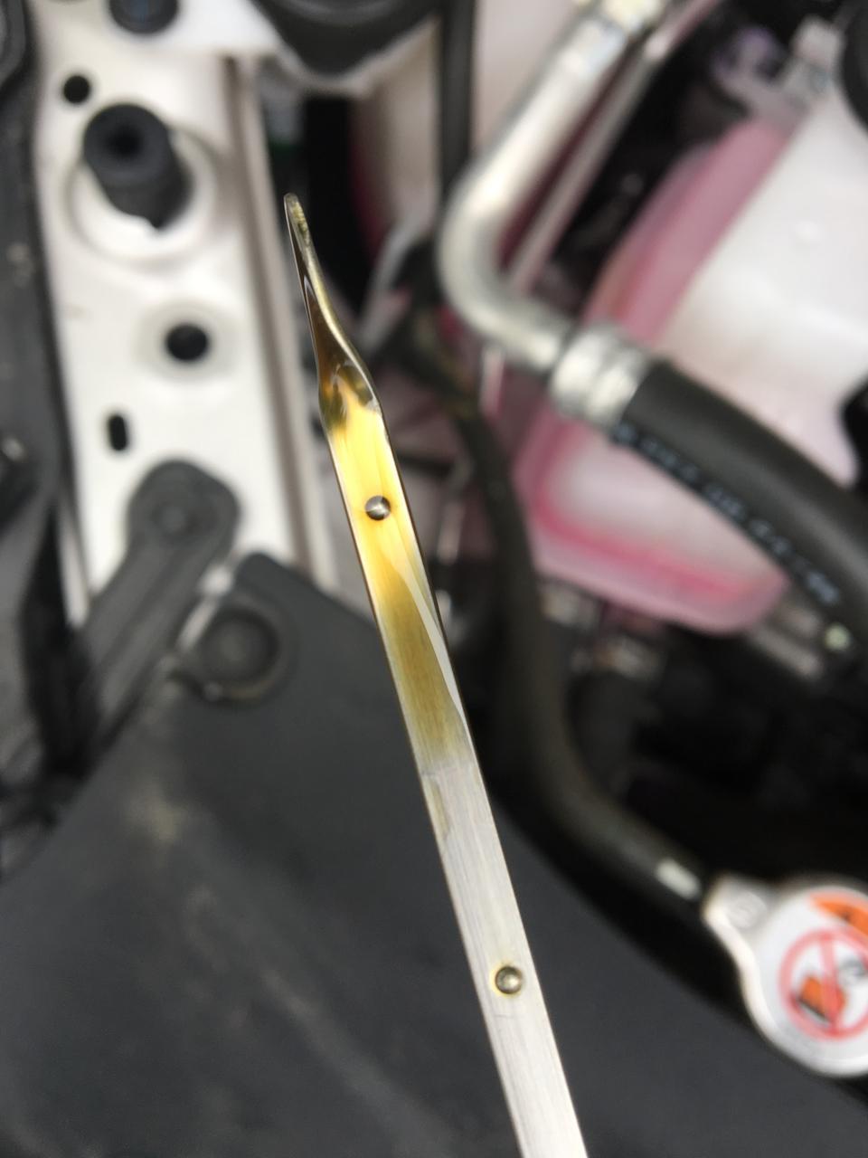 第一张是抽机油前，第二张是抽机油后，最后一张是跑完400公里高速后的机油位，目前新车4个月半，5100公里，这种算是什么情况？混动凯美瑞