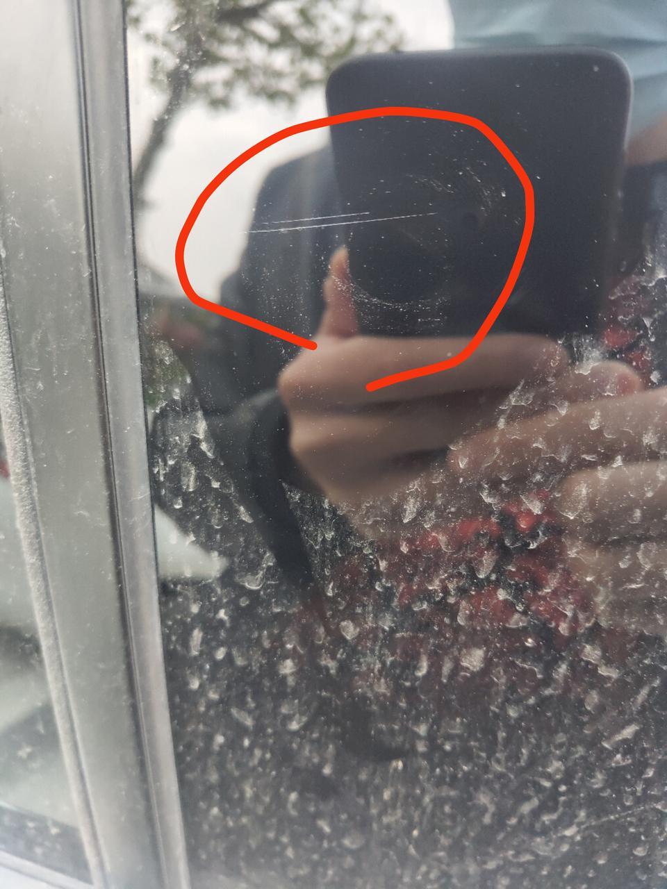 19款1.4T领动，新车还没出满月，因为贴的膜气泡太多就去换了一张，换完之后回来发现有两道划痕，是不是揭上一张膜的时候用小刀划得，我回来之后以为是膜上的伤，就又去店里问了问 ，然后他们又给换了一张，回来后发现又多了一到划痕，就是第二张?，请问这种划痕能修复吗，两道的那个用手感觉的很明显，这一块玻璃换原厂的话多少钱?这个膜贴的真糟心，500块钱虽然不贵，但是贴的满是气泡，还给划伤了玻璃?