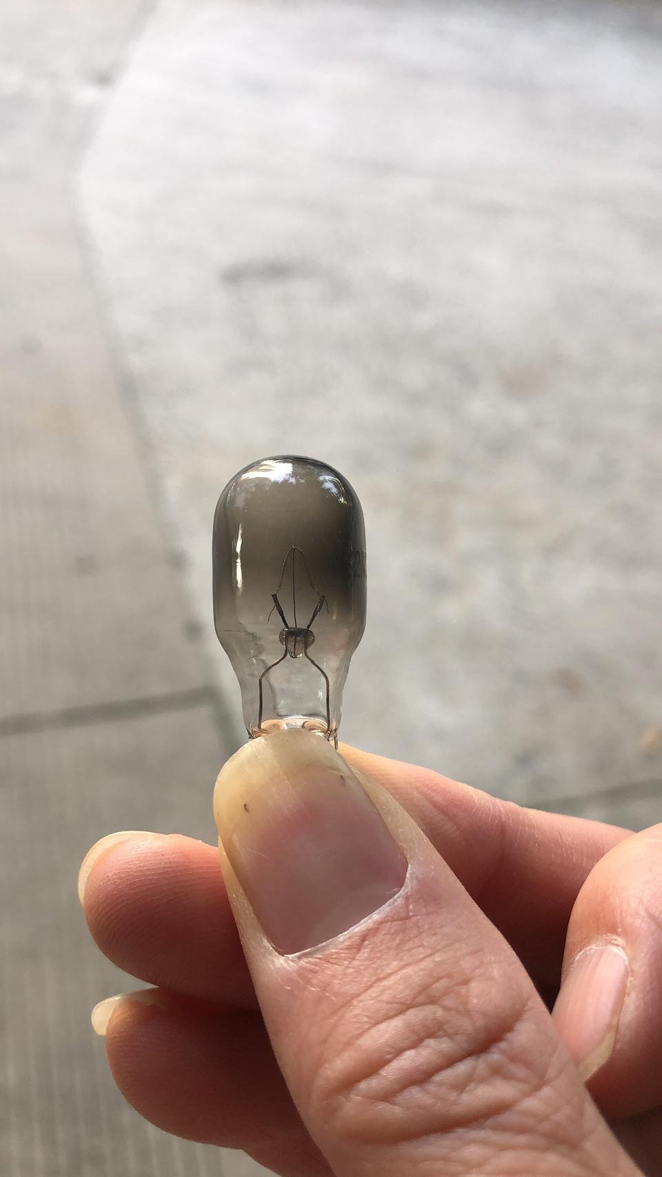 高尔夫-6代gti驻车灯灯泡问下，  这个灯泡是不是有什么解码之类的呀，我去我弟弟修理厂换了好多个了，换的那个很快就暗了，另一边不会，另一边正常，然后会有故障灯，上次我去专业做大众换的，都一点事情都没有，请问下，这个灯泡我去淘宝买，能买的到吗？是12v21w的