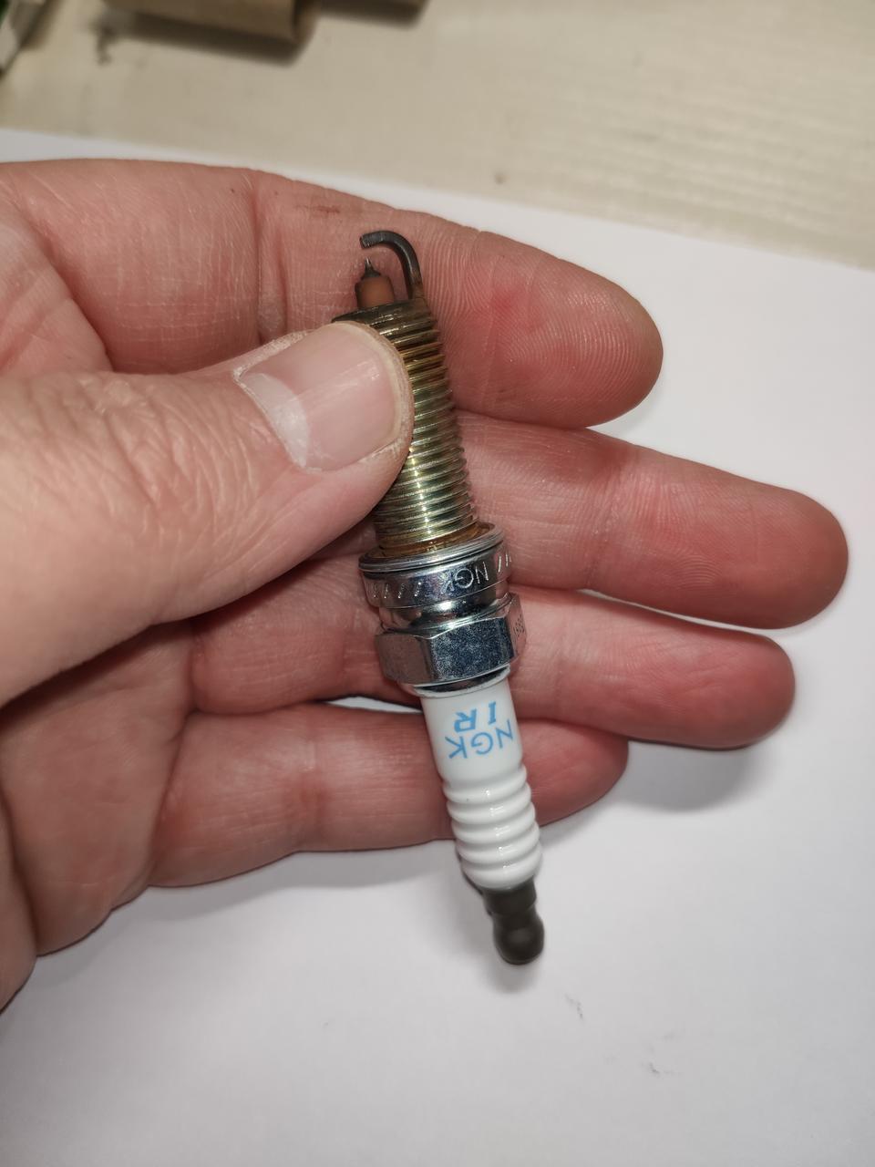 别克全新英朗15款15N自动挡，换了在某宝购买的NGK火花塞后，发动机抖动，发动机的动静比之前要响，动力也不如以前。店家坚持说自己的是正品，请各位朋友帮我看看是不是真的NGK，如果真的是不是型号买的不对啊。