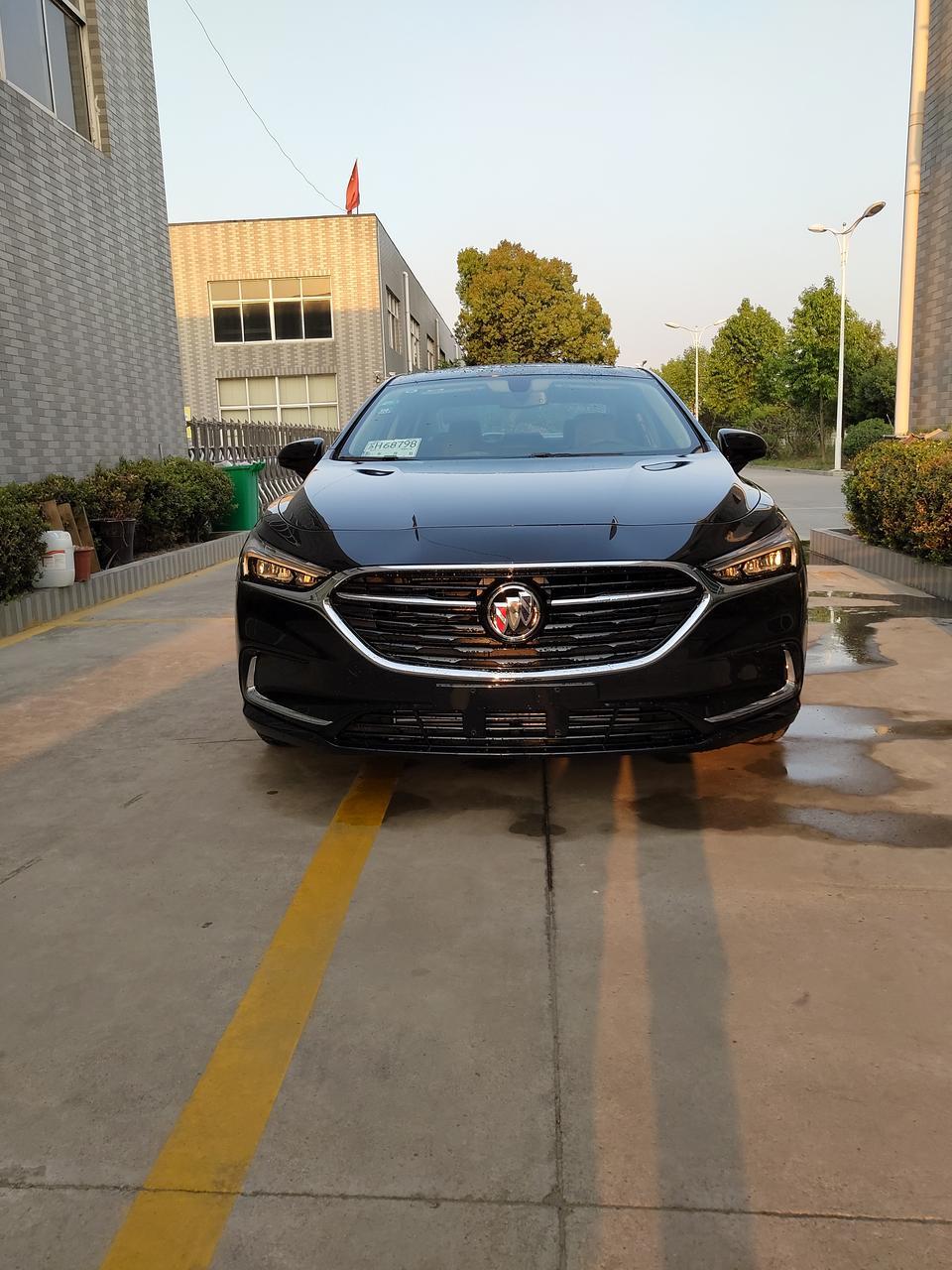 君越-刚提的新车，启动时发动机噪音大转数高，过个大概十几秒声音小了转数也降下来了，声明不是冷启动，跑完熄火再启动都这样，而且时速大概40公里以上踩刹车会有类似点鼠标的清脆声音，4s店都说正常。。。。