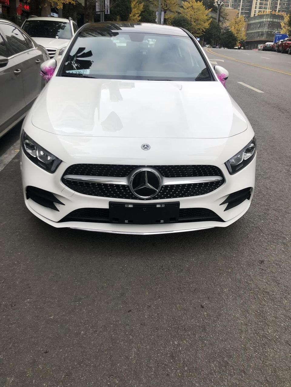 奔驰a级-A180运动款，裸车价195000，加上3100一共8次保养，17000的购置税，9000的保险，1000块钱贴膜，送脚垫和尾垫，1980的上牌费，这样的价格可以吗，销售还说申请不下来，这样落地差不多23.5落地了，在长沙这样可以购买吗