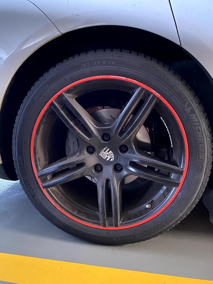 你好，请问谁知道为什么panamera 4s 17年款 换了全新四枚轮胎后 高速快速行驶时声音特别大声？通常是什么因素？