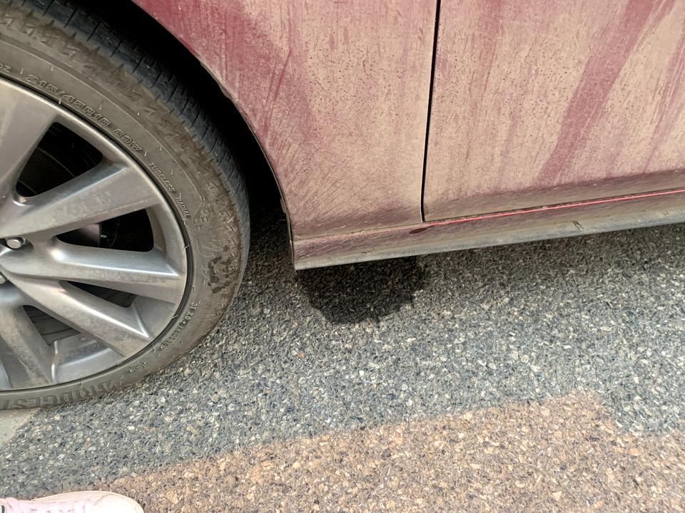 马自达3 昂克赛拉-没下雨，应该没蹚水，停了之后大概半小时后看见四个轮胎后面地上都有一滩不知道是不是水的东西，求助有没有人知道是怎么回事？有一两个月没开了，前几天开没注意有没有这个情况。谢谢?