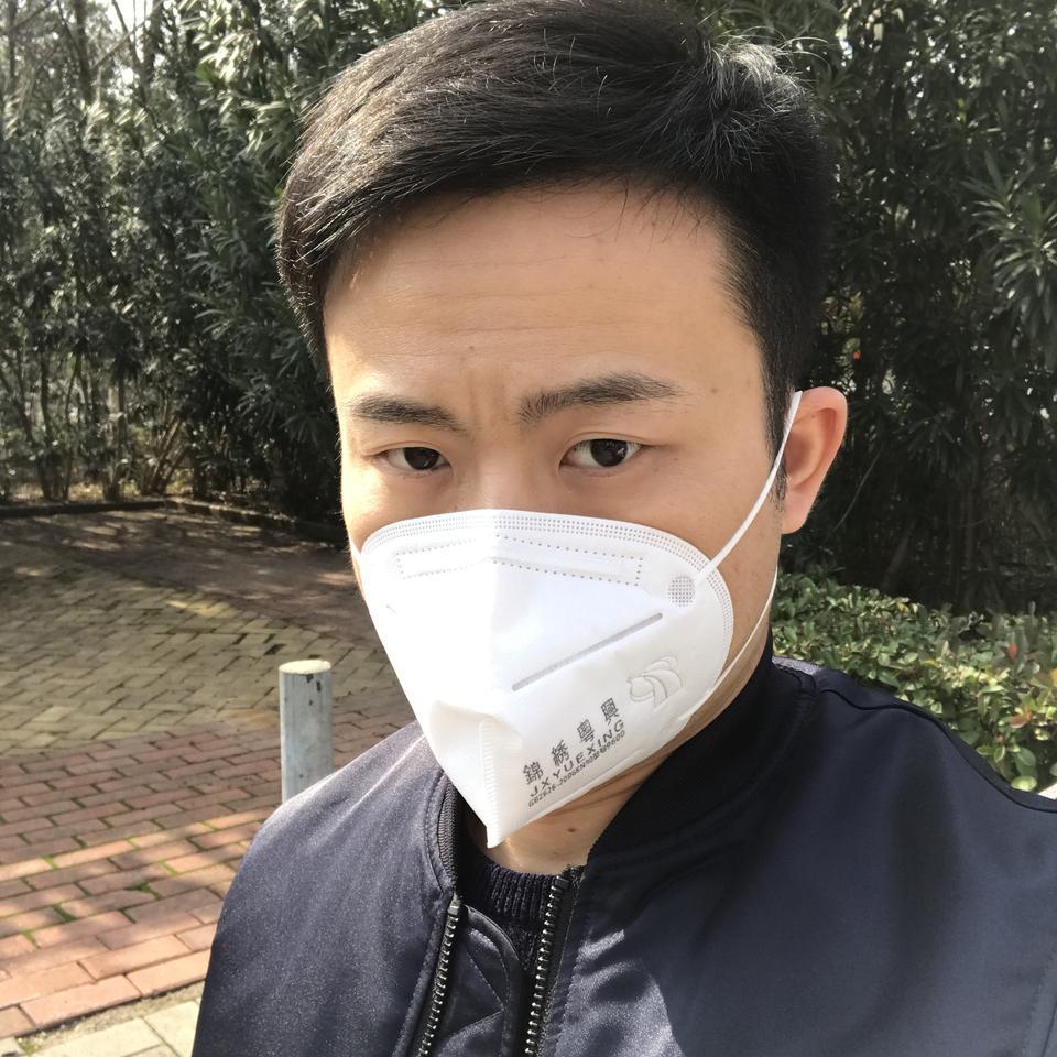 一直心心念的凯美瑞几天内就到车了，这是我的第一辆车，并验了车，四月份生产的，老婆喜欢黑色，这个爱好很另类，本来想买欧泊银的，但是总觉得开两年很容易旧，白色要加价2000，而且白色太普遍了，32岁应该买辆成熟点的颜色，黑色太容易脏，权衡了下还是买了黑色本人坐地一个三线城市江西赣州，我买的是凯美瑞2.0豪华版，因为广汽丰田的总经理是我老乡，给了优惠价，两年免息落地21.4万（包括医护人员优惠2000，疫情买车政府返还1000），大家觉得这个优惠力度算大的吗？你们落地多少？请不要讨论上2.5或者混动的问题哈，本
