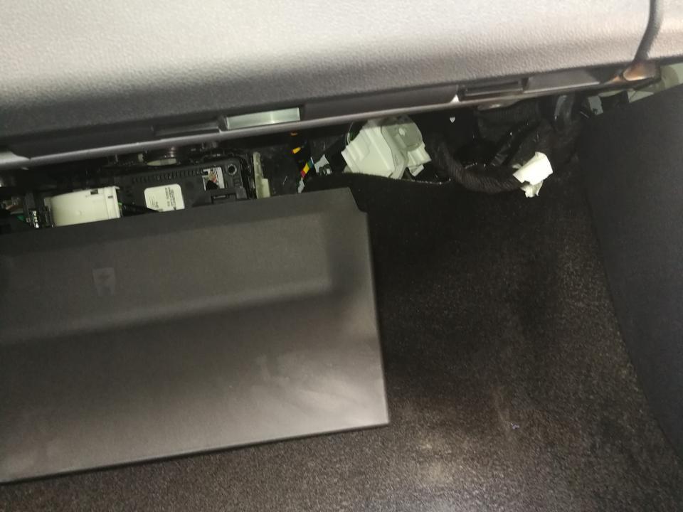 亲爱的车友们，锐际悦享低配副驾中控台下方没有线束隔离板吗？我的线束是裸露的