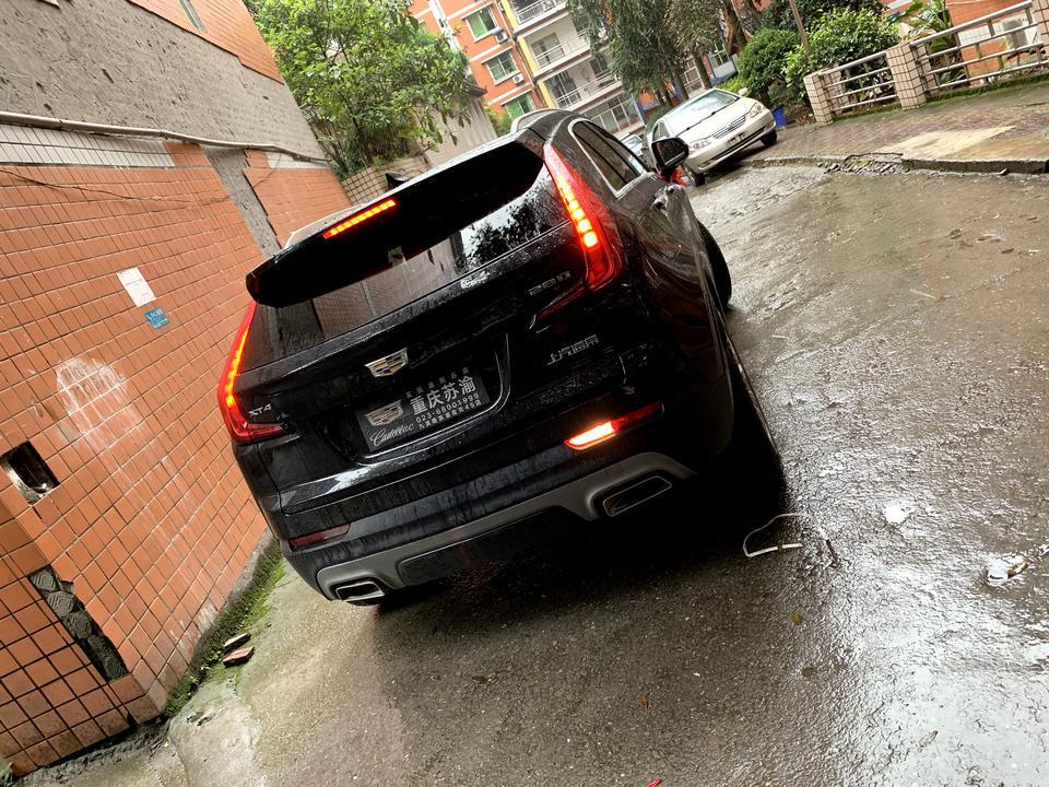 凯迪拉克xt4-倒车的时候xt4只有一个后雾灯亮吗