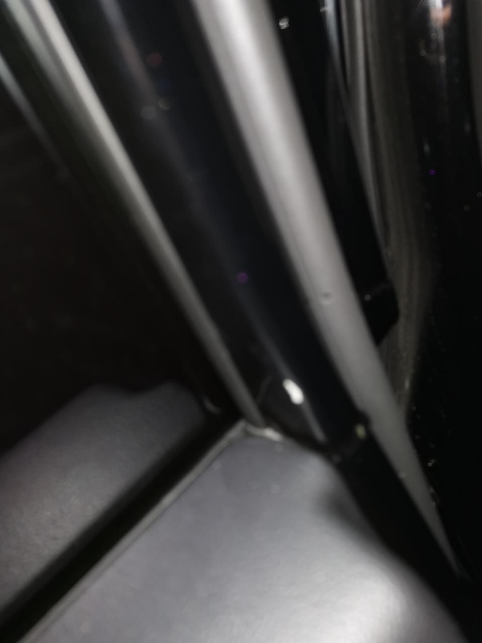 本田cr-v-19年9月买的车，车门掉漆，没有任何磕碰过？这是怎么回事？是事故车吗？