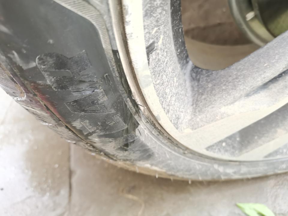 兄弟们！星越的右轮胎今天被我干烂了一点。看我上传的图片，我上个问题描述的有点夸张，我又去看了下，觉得问题不大，兄弟们帮我看看还能用不。谢谢了！