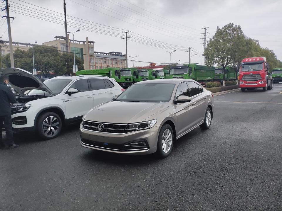 宝来-才买一个礼拜新车。雨刮器开着，头几遍刮着没问题，四五遍过后就出现刮着吃力，咔咔响。就像玻璃很干涩那种。也刮不干净，也检查了没有异物，有谁知道咋回事吗？