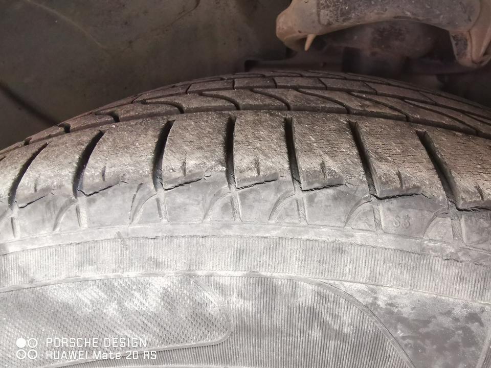 福克斯-请问轮胎胎肩部位有裂痕会影响驾驶安全吗？米其林浩悦系列，换了三年多，三万多公里。