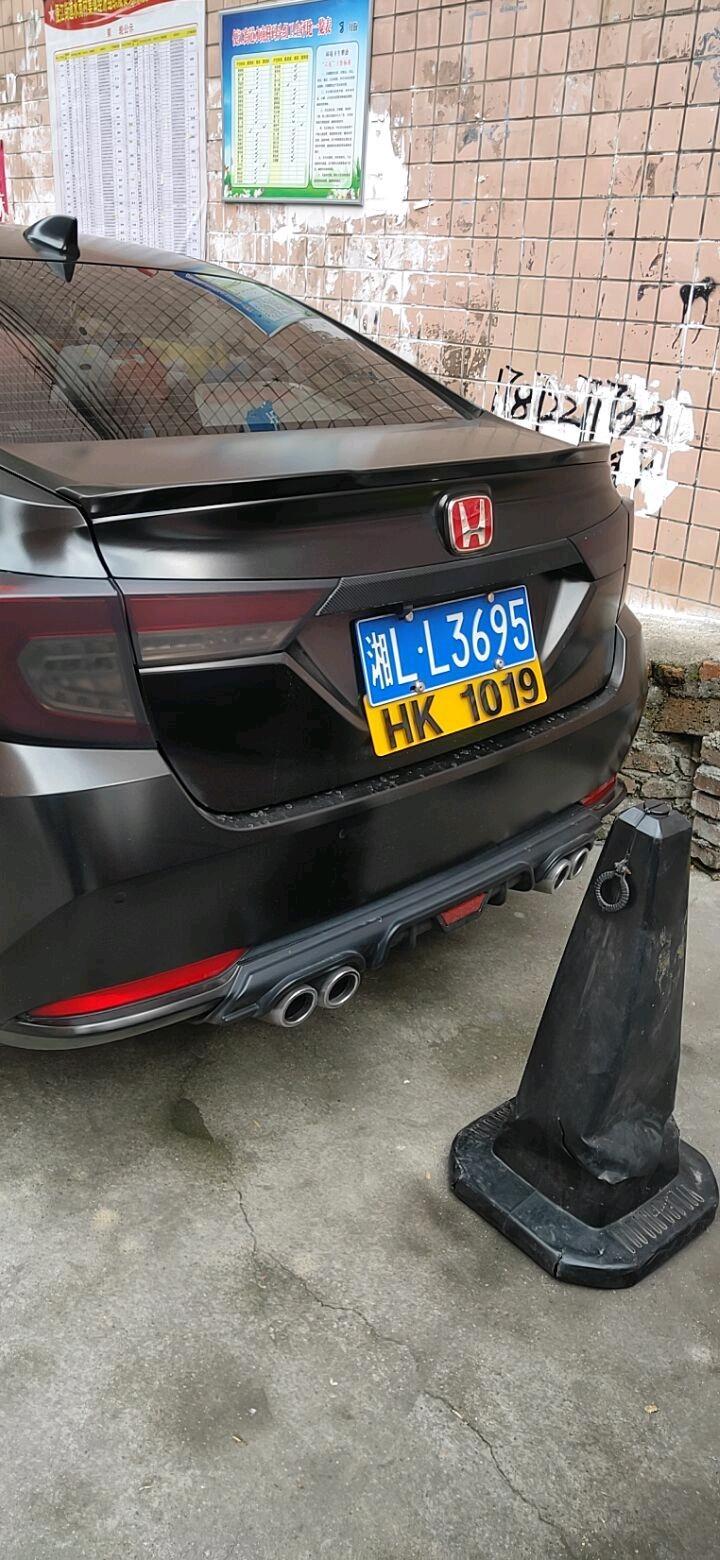 凌派-在我家县城这边发现一辆，这个车真的很少见，不过原厂的红头思域排气管不是在中间吗？