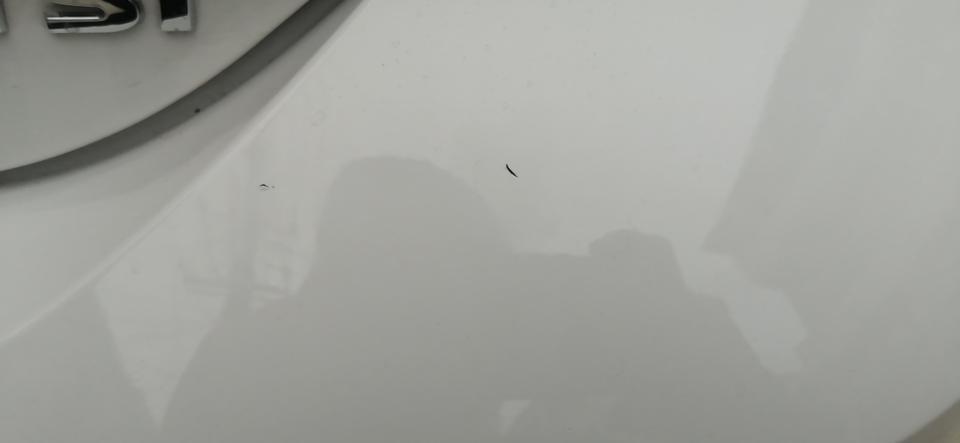 凌渡-我想请问我刚买不到两周的凌度1.4T风尚版自动挡为什么质量没有保障，是大众车就这样还是让消费者心碎，漆怎么会凹进去呢，没蹭过没刮过，就算蹭着也不会蹭到车屁股车牌侧面吧，请哪位高手指点指点，这种情况我该怎么办