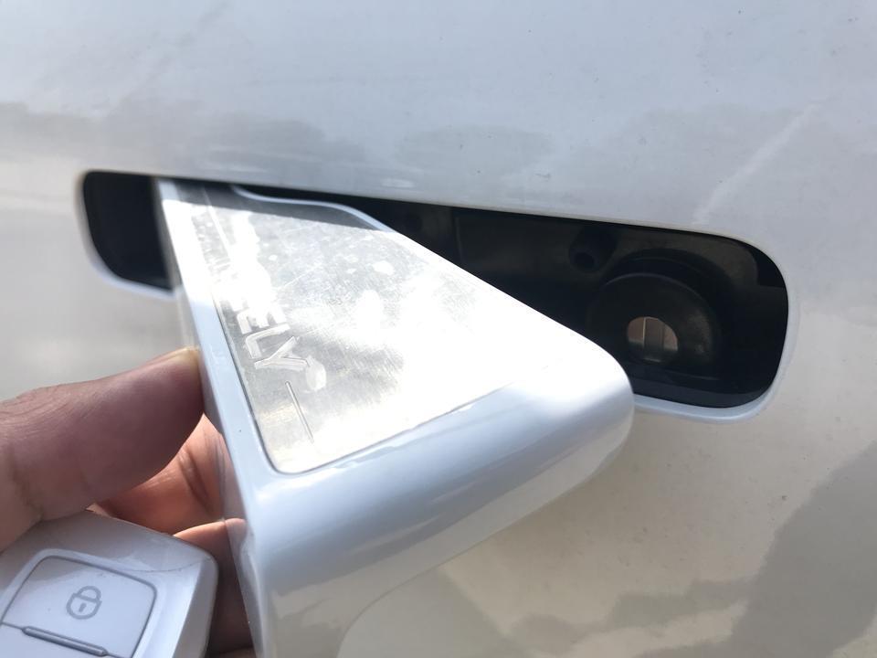 吉利icon-昨天提车，今天出门溜车，我在想如果车钥匙没电了怎么办，主驾驶那个钥匙孔是插机械钥匙的吧，但是我们没有机械钥匙