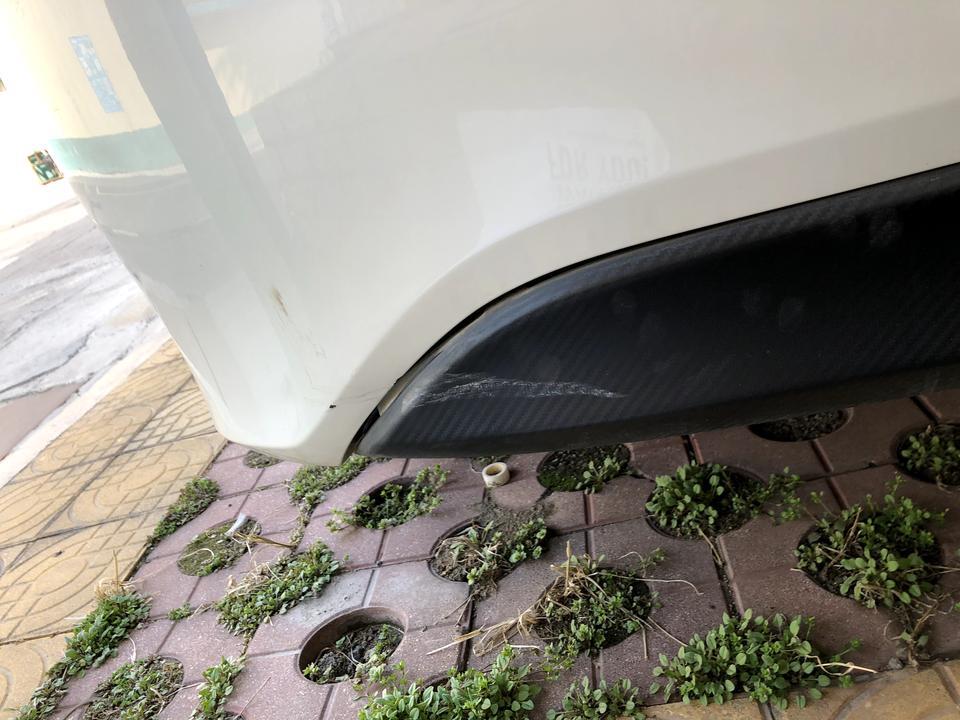 我的雷凌车后面被电动自行车撞了一下，保险杠有一点缝隙，修一下多少钱啊