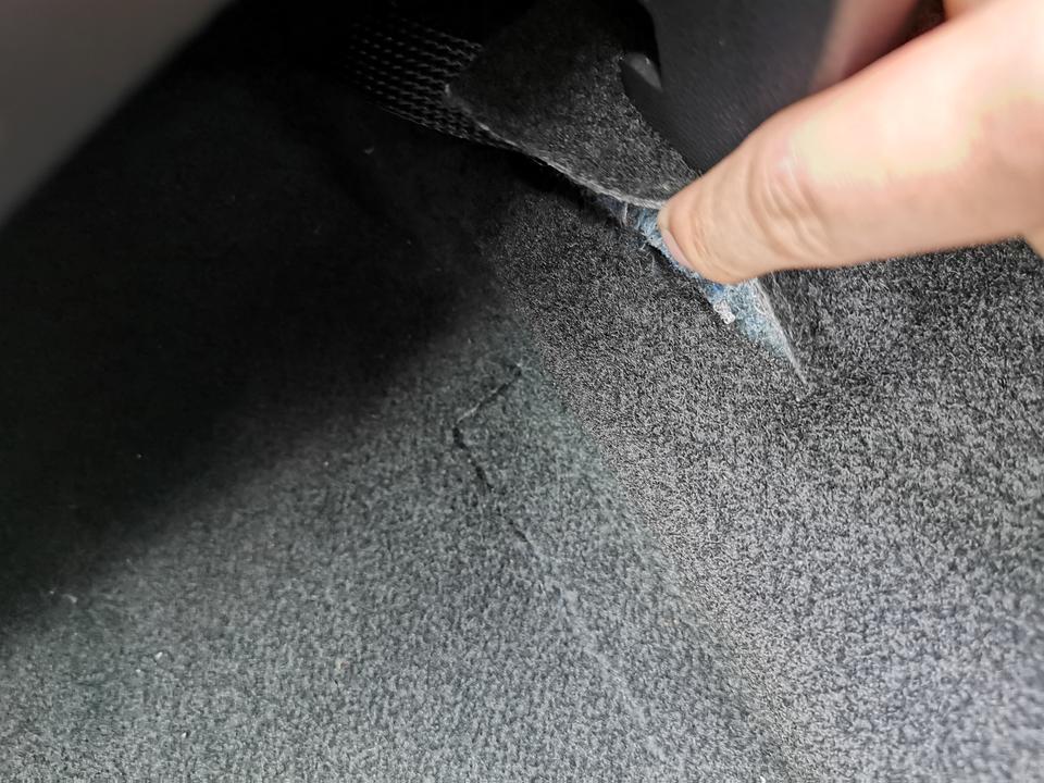 请问一下18款1.6速腾座位底下这根扁扁的线是什么线，把海绵割破穿到底盘，原厂就是这样吗？