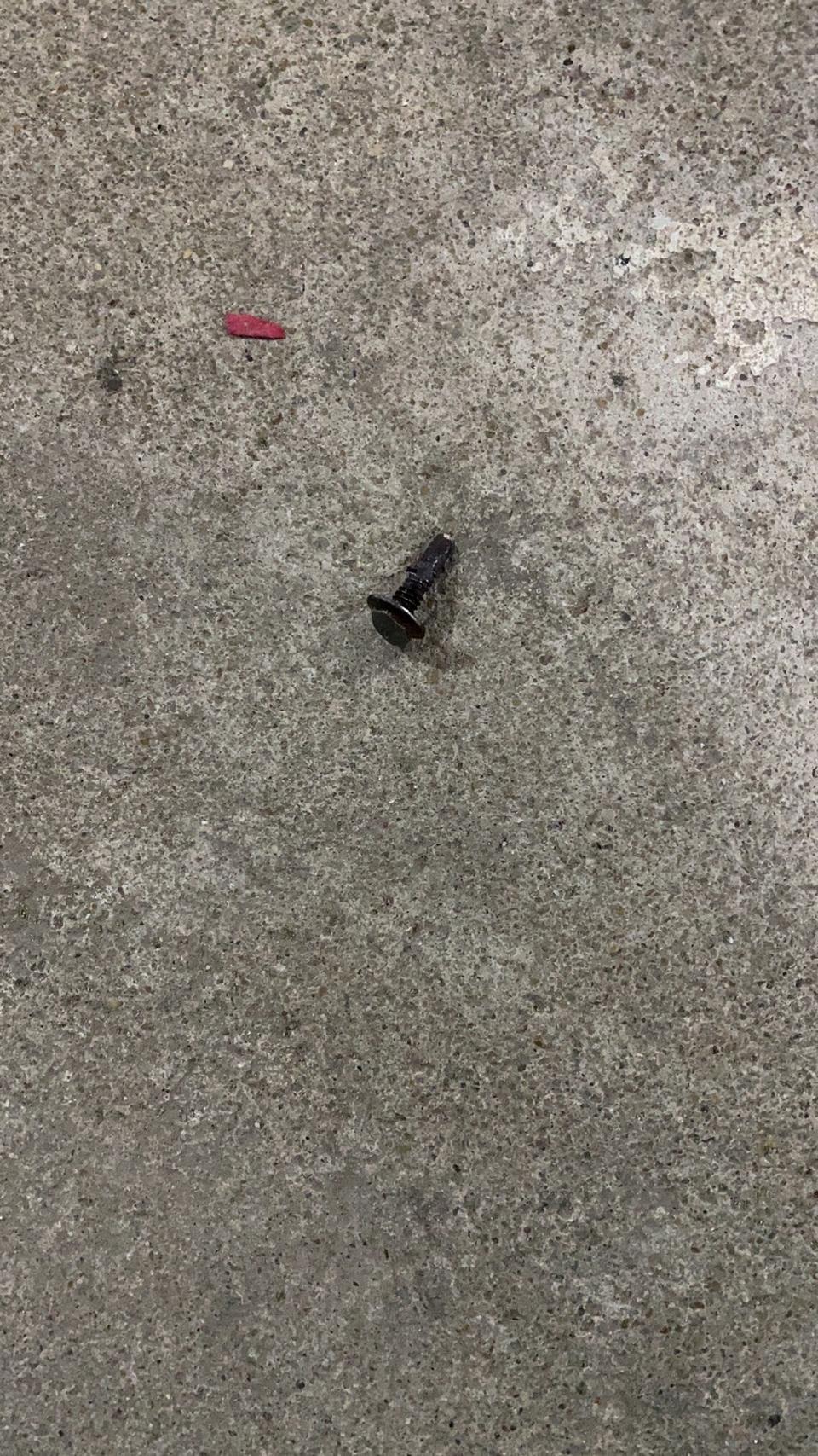 大众cc-有一次高速扎了一个钉子，提示胎压不足，于
是开去补胎店补了胎，加足气后重置了胎压，
故障码消失。之后没两三天就提示间接式胎压
监测不可用，我用胎压监测仪器，测了4个轮
子的胎压正常后，又重置了胎压，故障码消失
，这么循环着，我也开过去汽修厂，用电脑消
掉故障码，但问题还是依旧，之后汽修厂把备
胎和四个轮胎放掉气再打足，重置胎压，问题
还是依旧，屡试不爽，不知啥问题导致，求大
神指导指导！感谢！