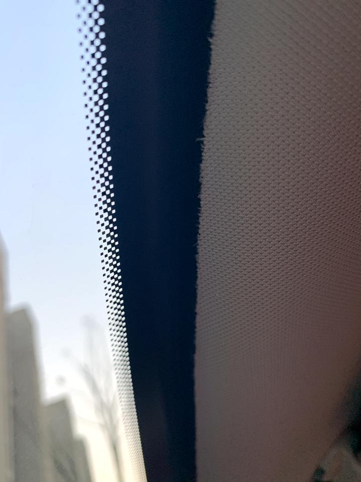 逍客前挡风玻璃上面和布料结合处有毛边正常吗？？？