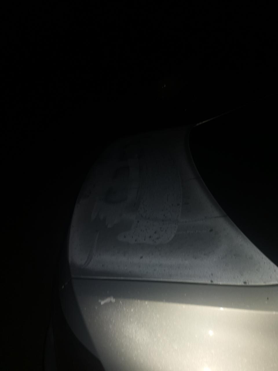 迈腾的前翻和后翻。这是什么焊接的痕迹吗？怎么会这样？这是质量问题？出厂就是这这样？还是我买到有毛病的车了。这车是我年前提的新车。